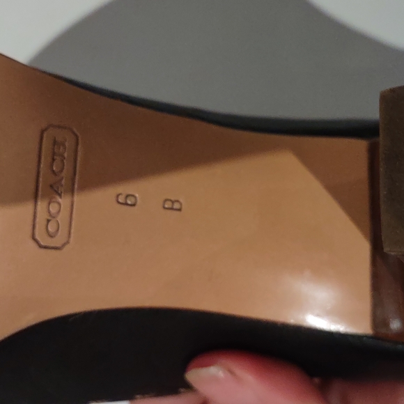 Beautiful genuine leather shoes by Coach - Picture 7 of 12